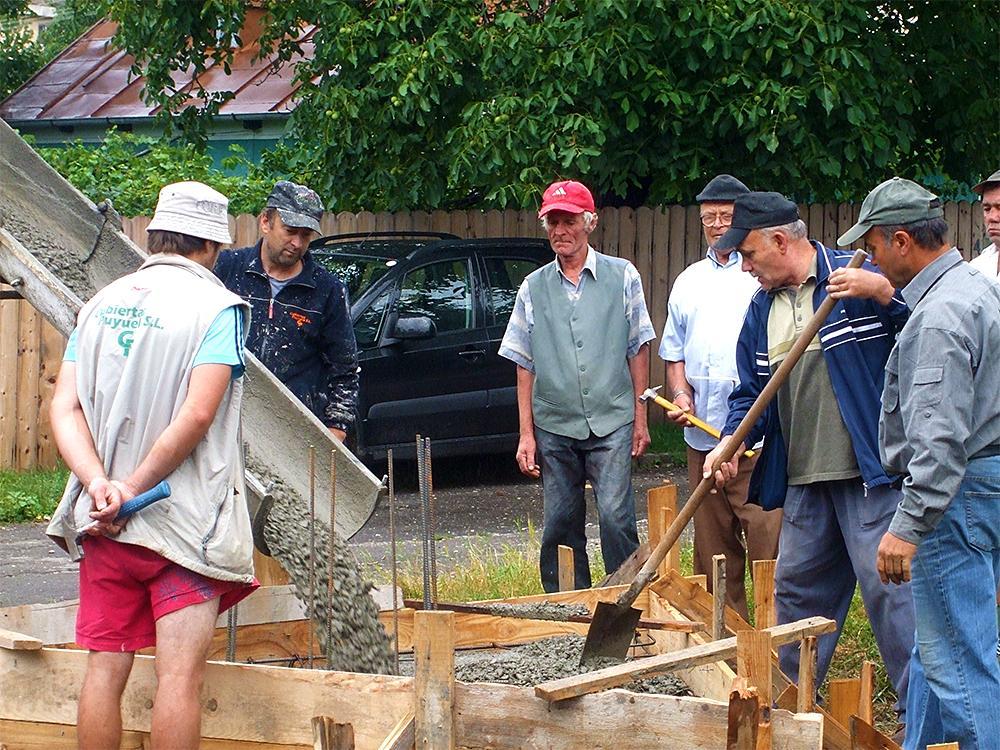 Credincioşi lucrând