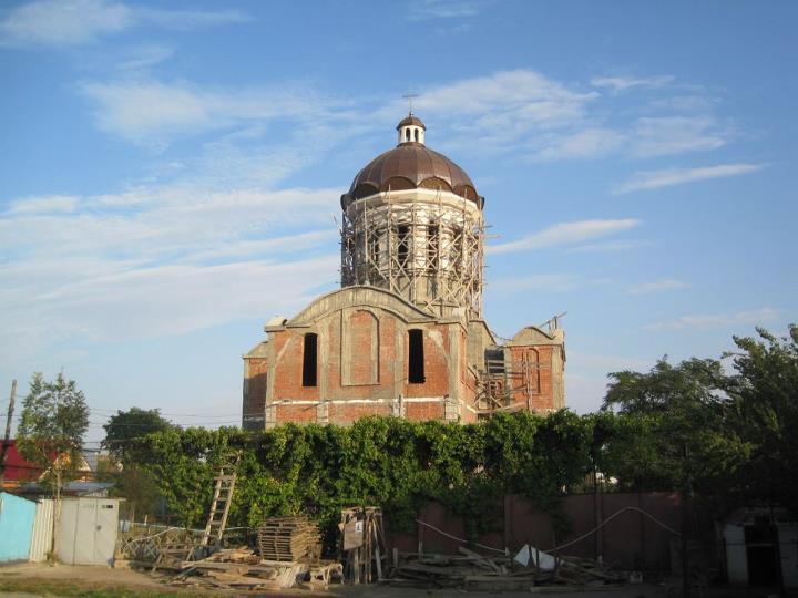 Biserica parohiei în construcţie