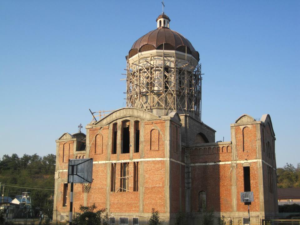 Biserica parohiei în construcţie